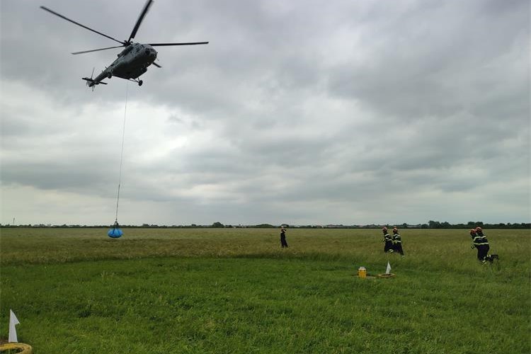 Slika /slike/Vijesti/Osposobljavanje vatrogasaca za prijevoz helikopterom Lučko (5).jpg